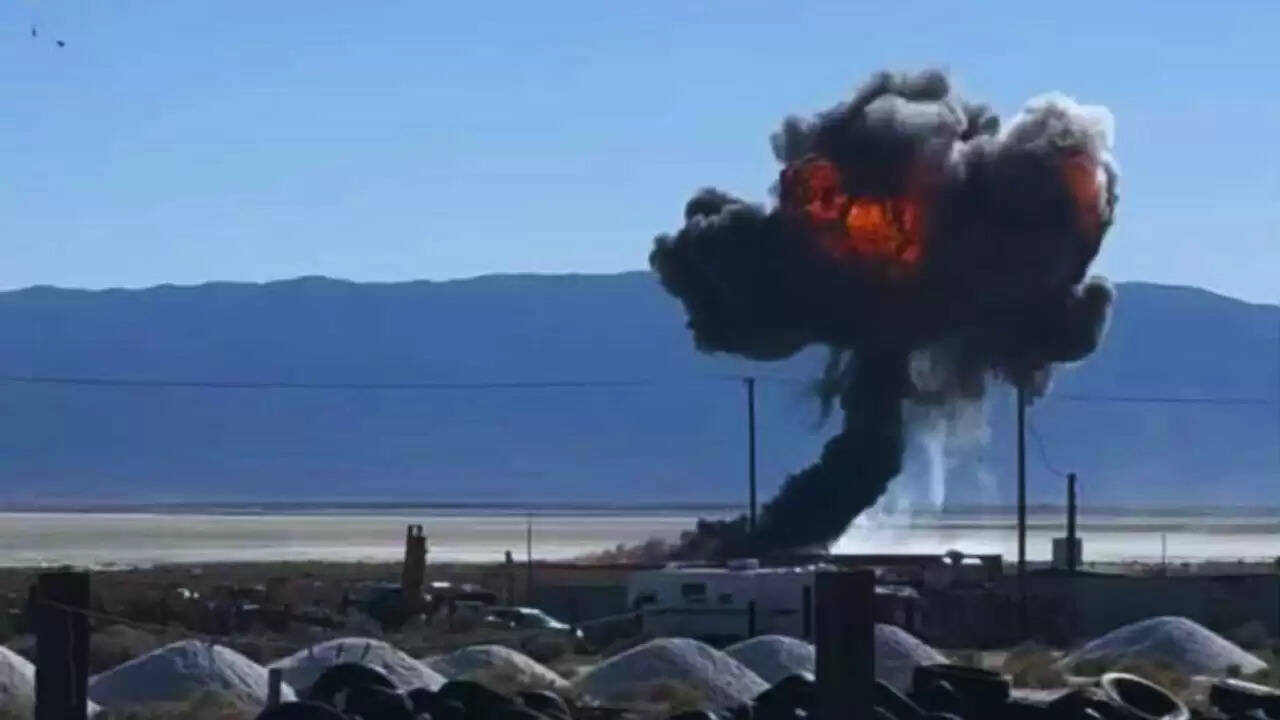 F-16 फाइटर जेट का कैलिफोर्निया में क्रैश: पायलट सुरक्षित