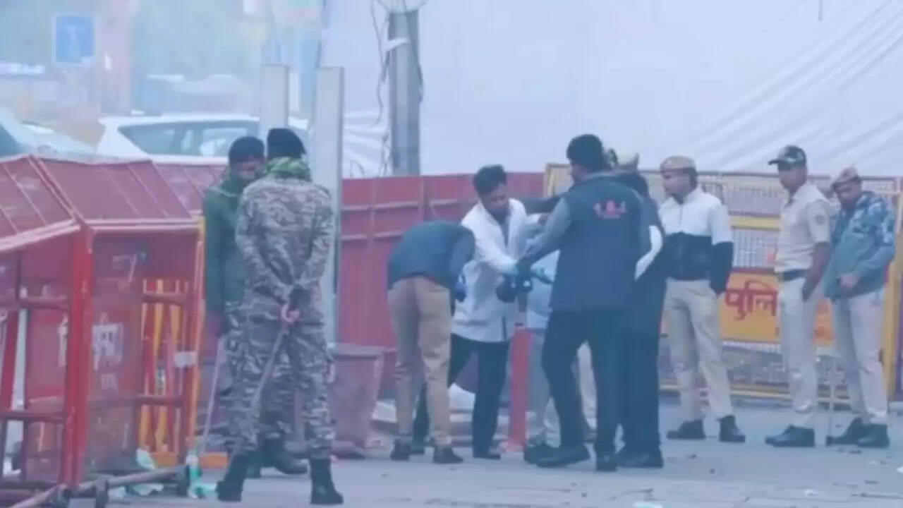 दिल्ली में विस्फोट: आठ लोगों की मौत, कई घायल