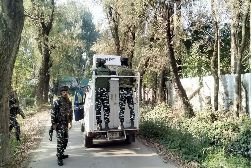 कुलगाम में सुरक्षा बलों और आतंकवादियों के बीच मुठभेड़, एक आतंकवादी ढेर