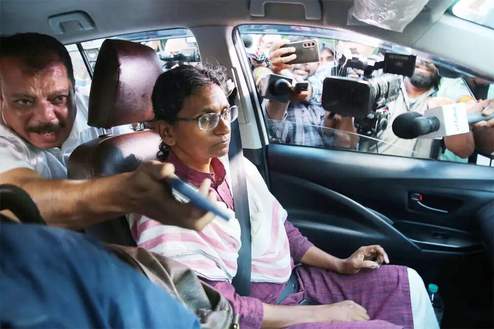 मीनाक्षी नटराजन के नामांकन में धोखा: सिस्टम और अपने लोगों से मिली ठगी