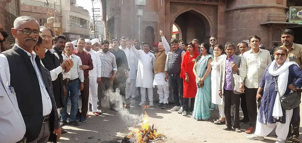 इंदिरा गांधी पर टिप्पणी के विराेध में कांग्रेस ने जलाया पुतला, किया विरोध प्रदर्शन