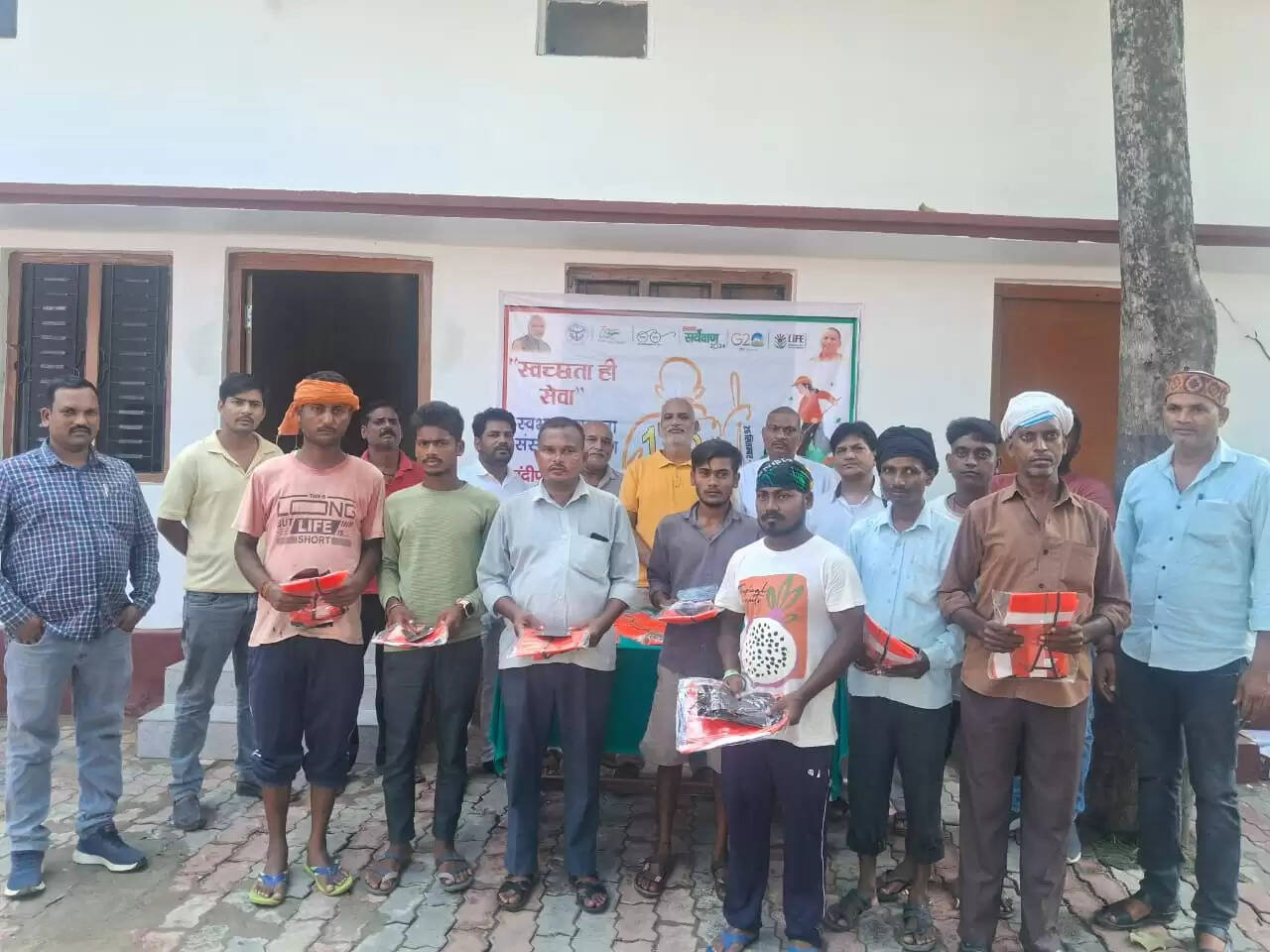 स्वच्छता ही सेवा अभियान के तहत महराजगंज में सफाई अभियान