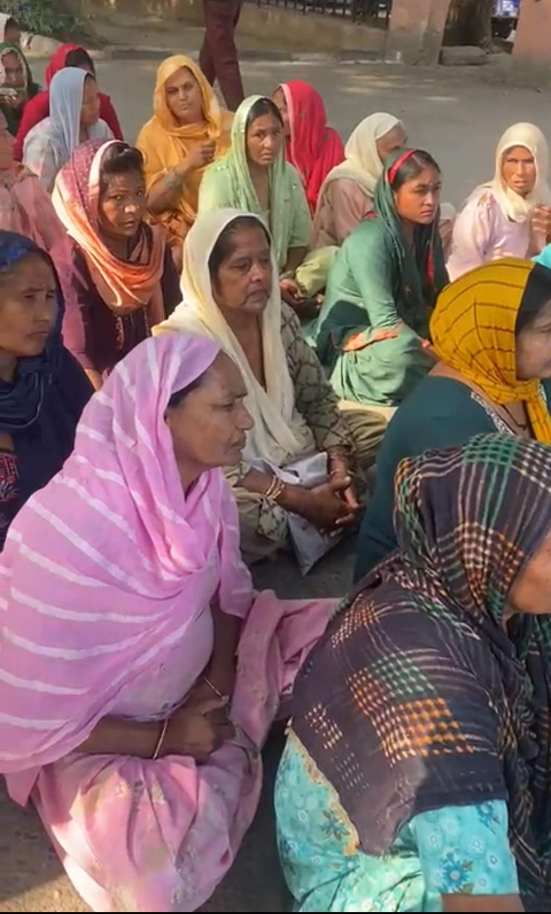 यमुननगर: गांवों में ठेके न हटे तो महिलाएं 6 दिसंबर को ठेके फूकेंगी