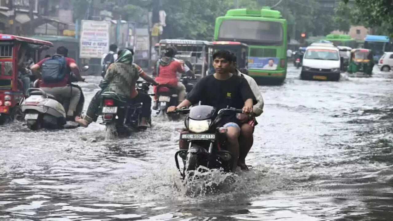 दिल्ली में बारिश ने खोली भाजपा सरकार की पोल: जलभराव से परेशान लोग