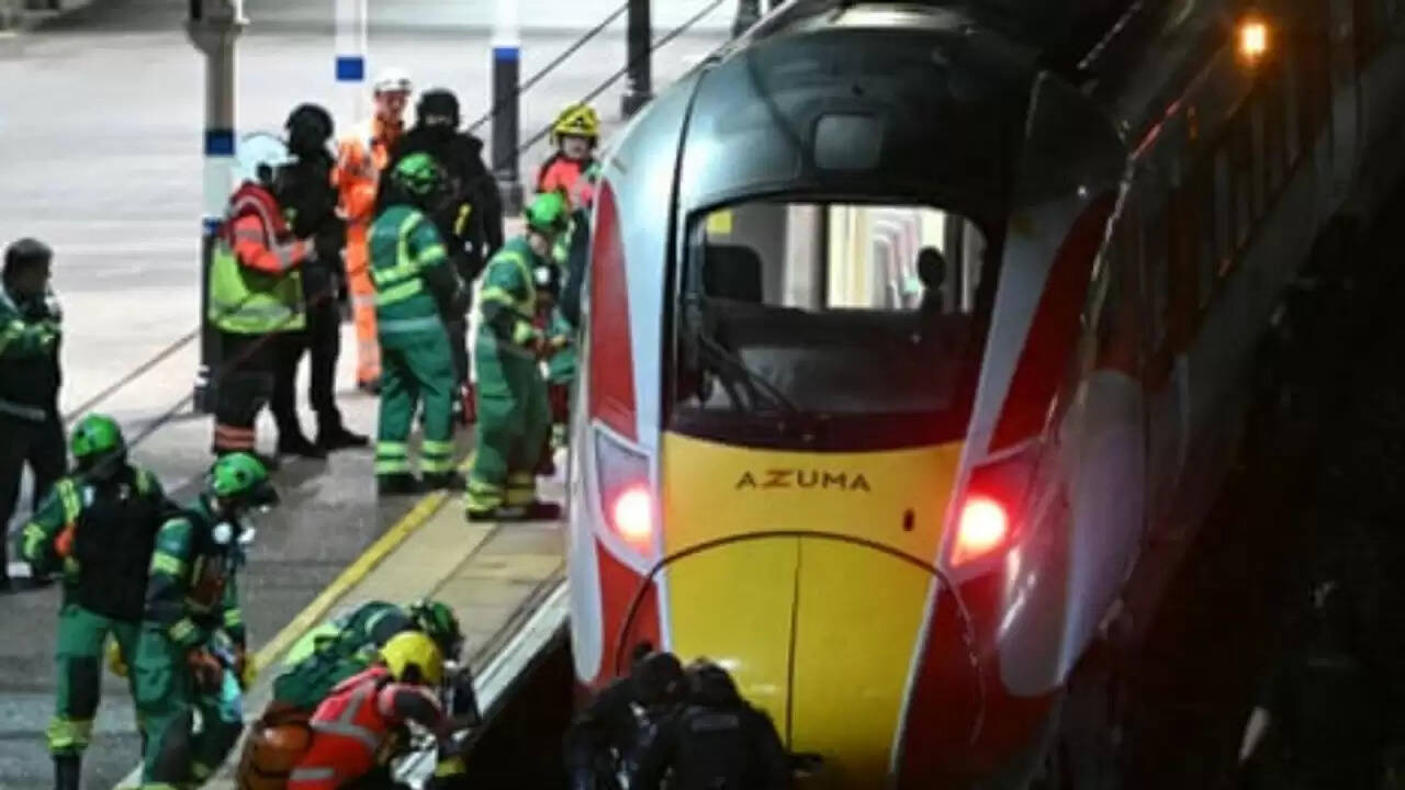 ब्रिटेन में ट्रेन पर चाकू से हमला: 10 घायल, दो संदिग्ध गिरफ्तार