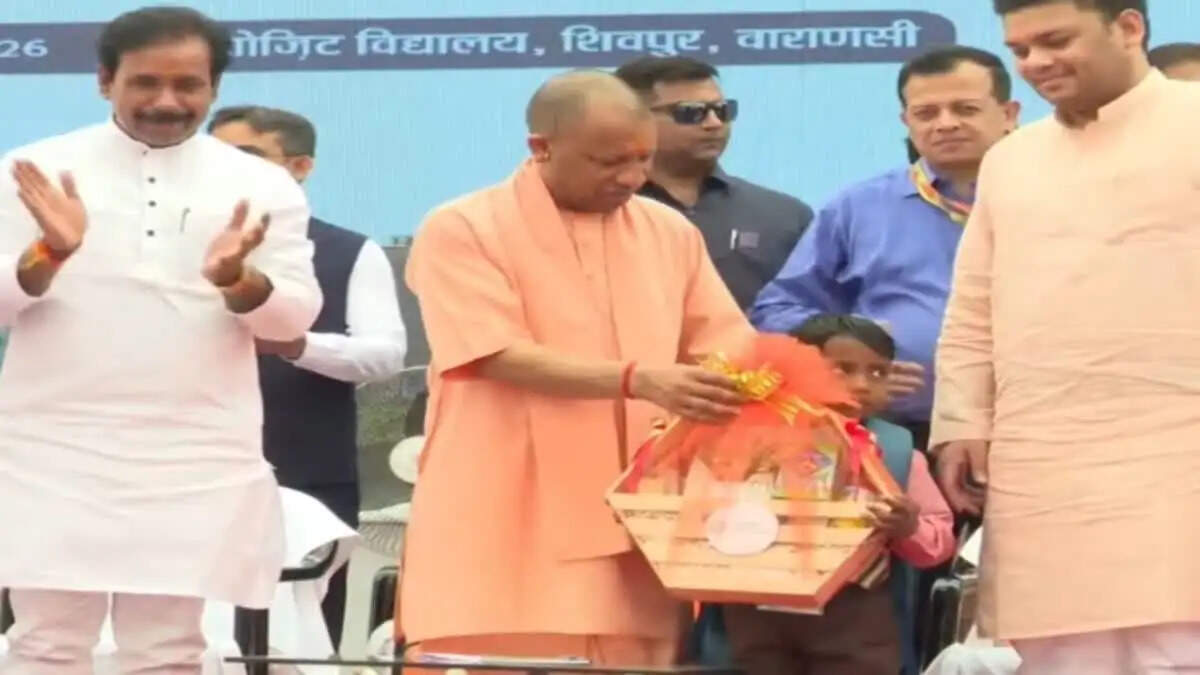 सीएम योगी ने वाराणसी में 'स्कूल चलो अभियान' की शुरुआत की