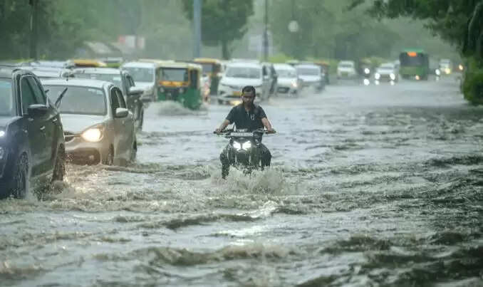दिल्ली में बारिश से जनजीवन प्रभावित, जलभराव और ट्रैफिक जाम की समस्या
