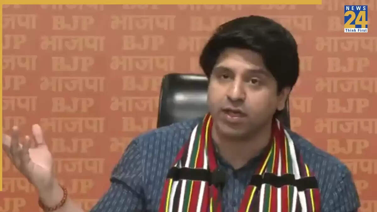 शहजाद पूनावाला का जेल से काम करने पर सवाल उठाना