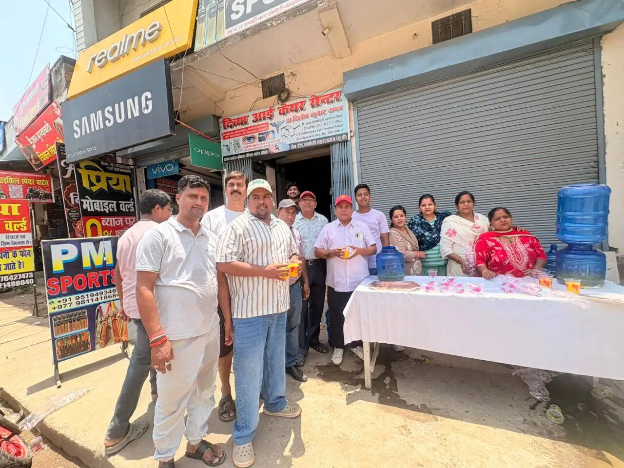बड़ा मंगलवार पर राधे-राधे ग्रुप का शरबत वितरण शिविर