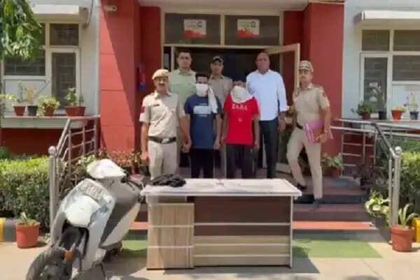 नई दिल्ली में स्नैचिंग के आरोप में दो गिरफ्तार, तीन मोबाइल फोन बरामद