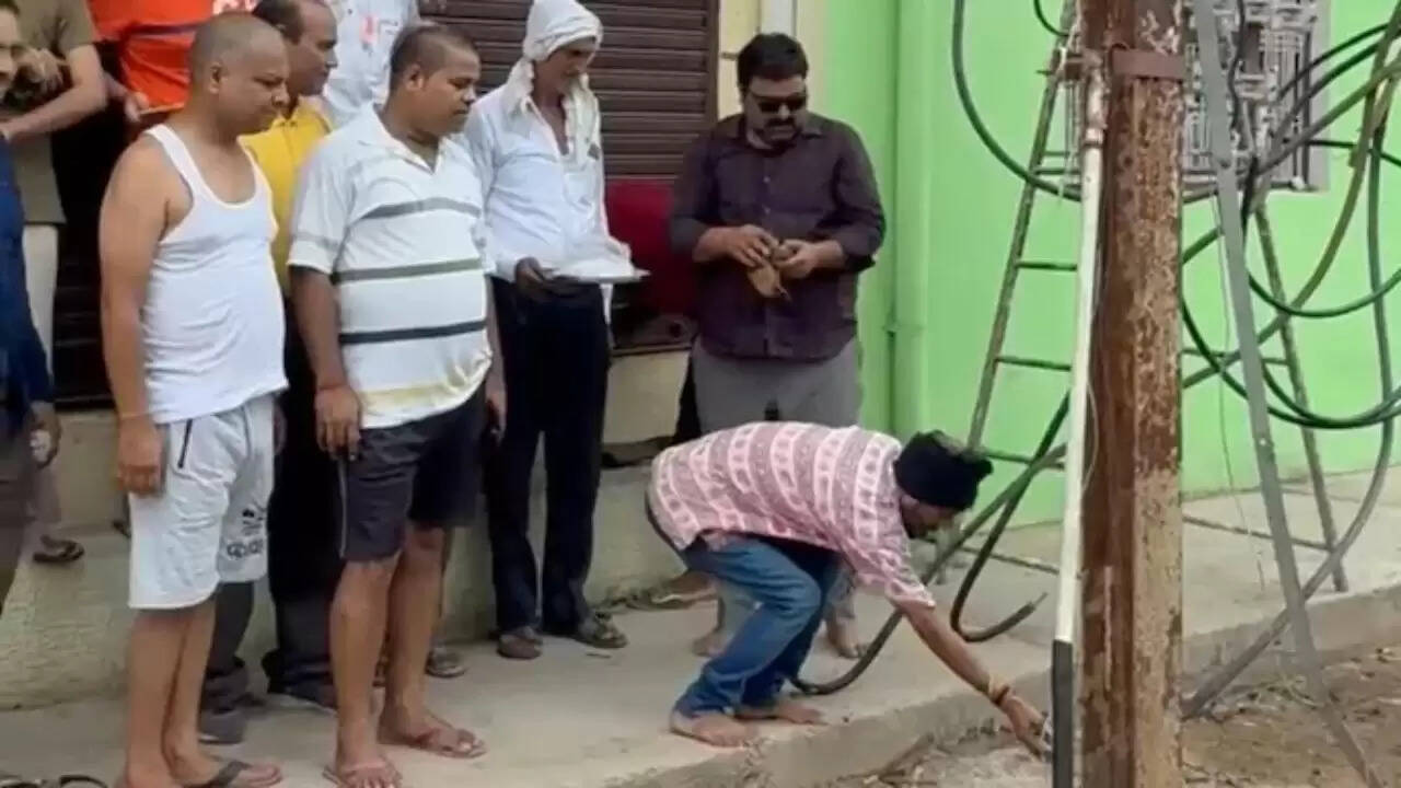 गांधी नगर में ट्रांसफार्मर पूजा: बिजली की समस्या का अनोखा समाधान