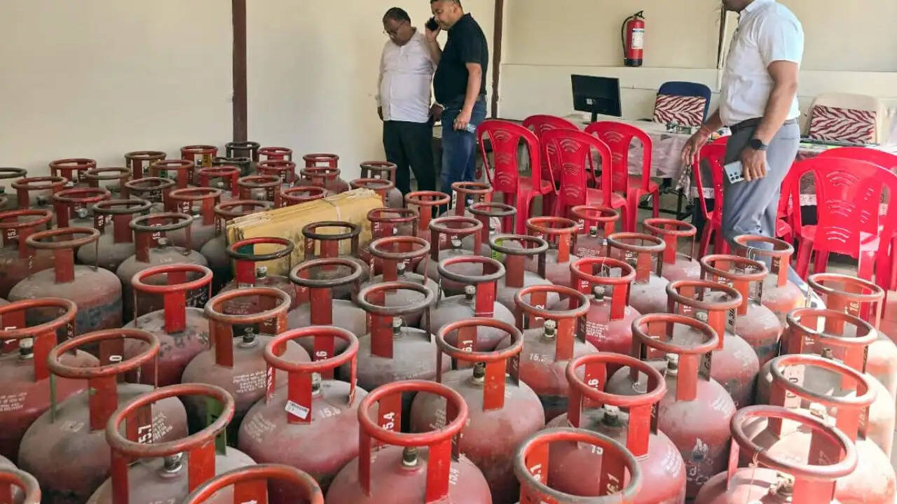 कमर्शियल LPG सिलेंडर की कीमतों में भारी वृद्धि, घरेलू सिलेंडर पर कोई असर नहीं