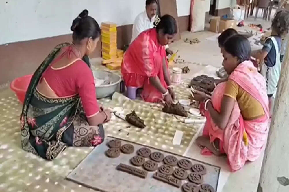 झारखंड में गोबर से बने दीये और मूर्तियों की अनोखी पहल