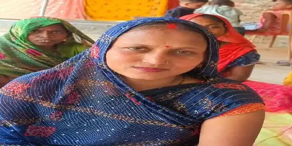 अमेठी : स्वयं सहायता समूह से जुड़कर नीतू हुई आत्मनिर्भर, अब गांव-गांव महिलाओं को कर रही जागरुक