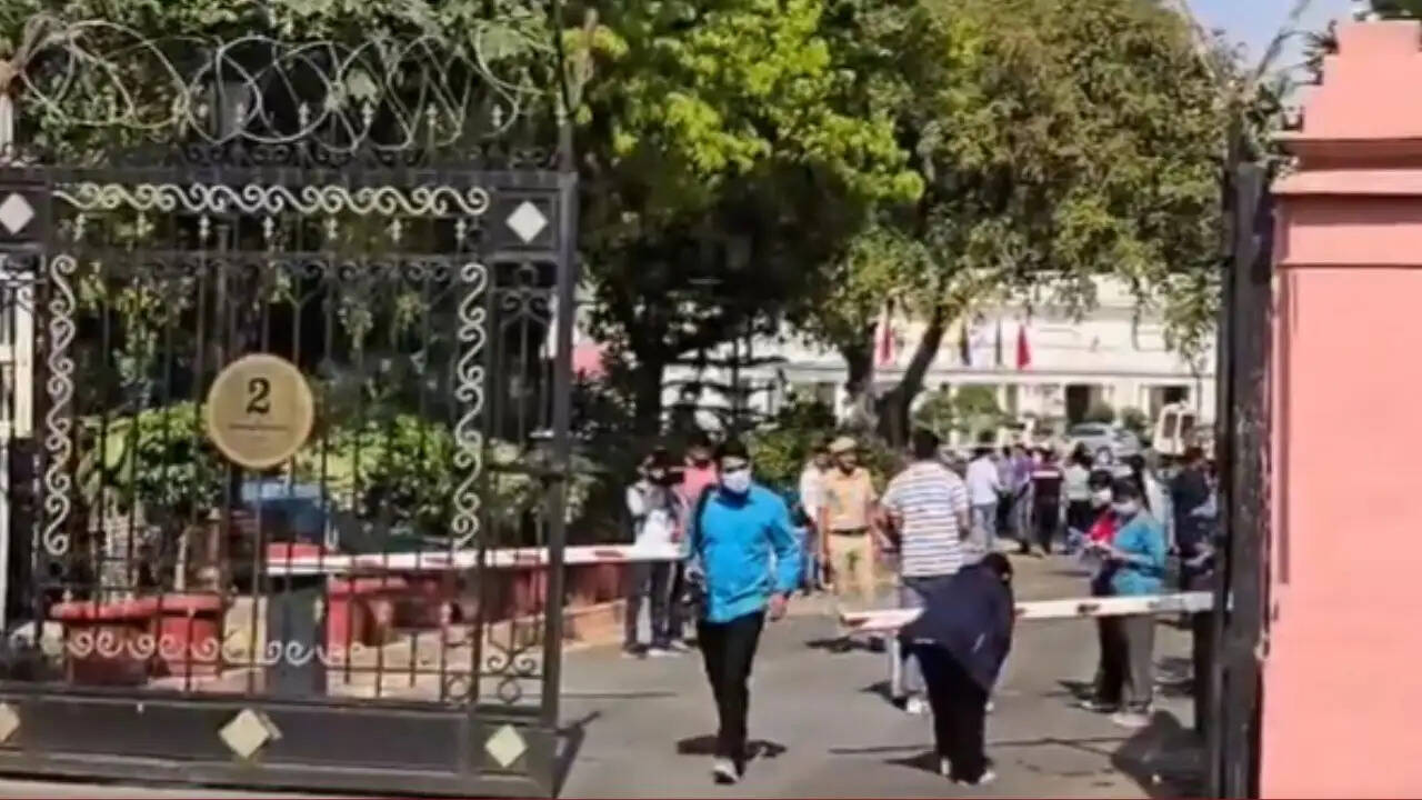 दिल्ली विधानसभा में तेज रफ्तार कार की घुसपैठ, सुरक्षा व्यवस्था पर उठे सवाल