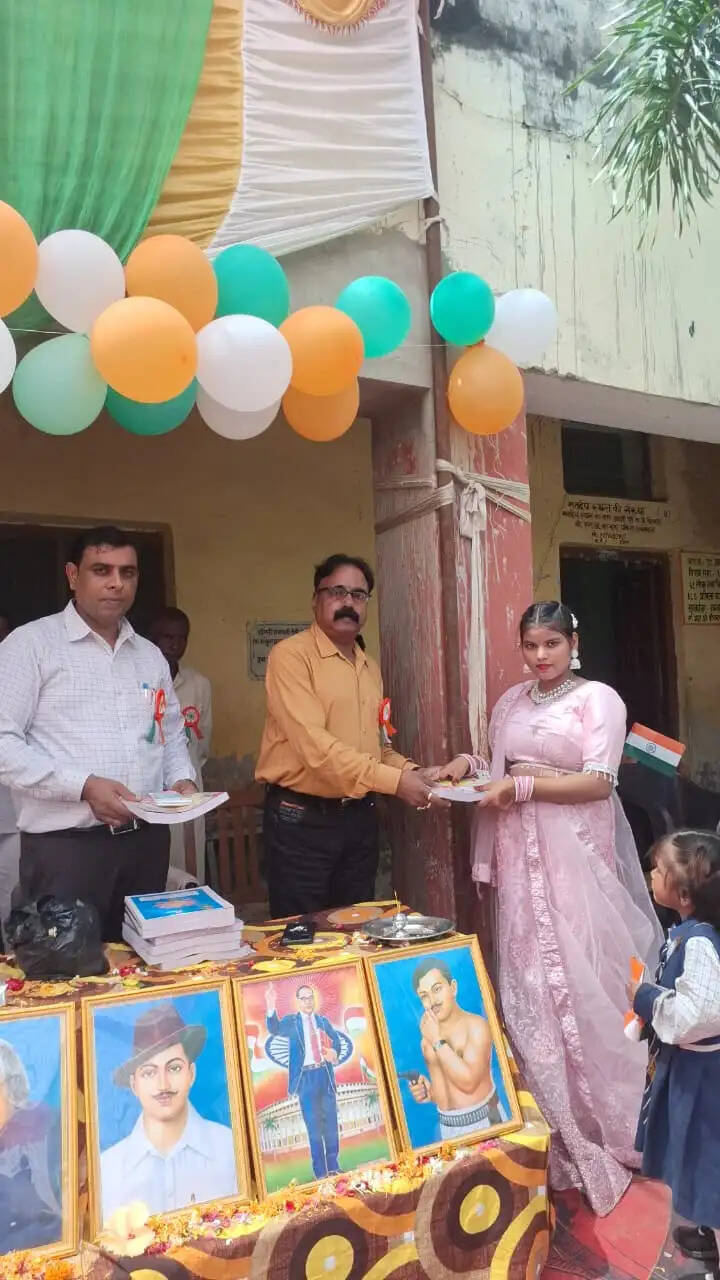 आदर्श जूनियर हाईस्कूल में स्वतंत्रता दिवस का भव्य उत्सव