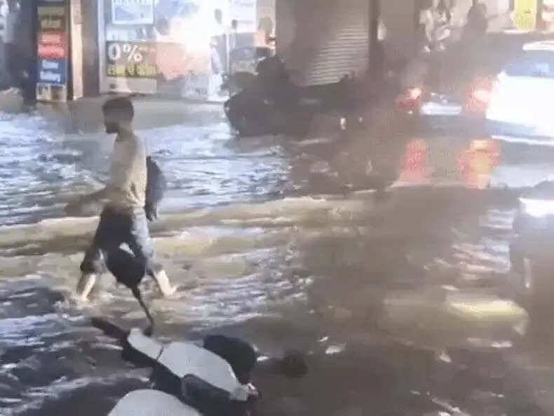 मौसम अपडेट: हरियाणा में बारिश से सड़कों पर जलभराव, उत्तराखंड में बर्फबारी