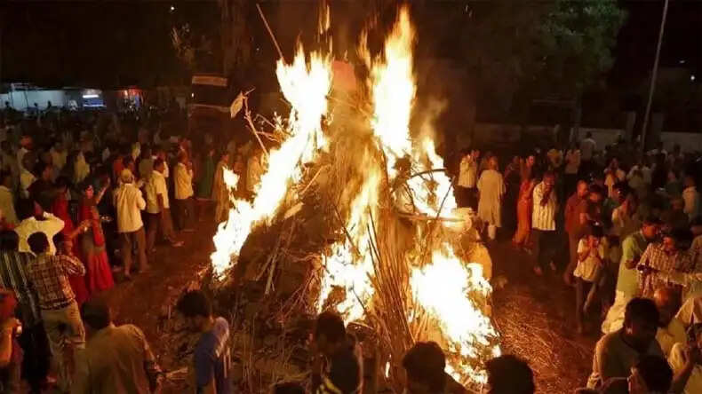 होलिका दहन: अग्नि की परिक्रमा का महत्व और पूजन सामग्री