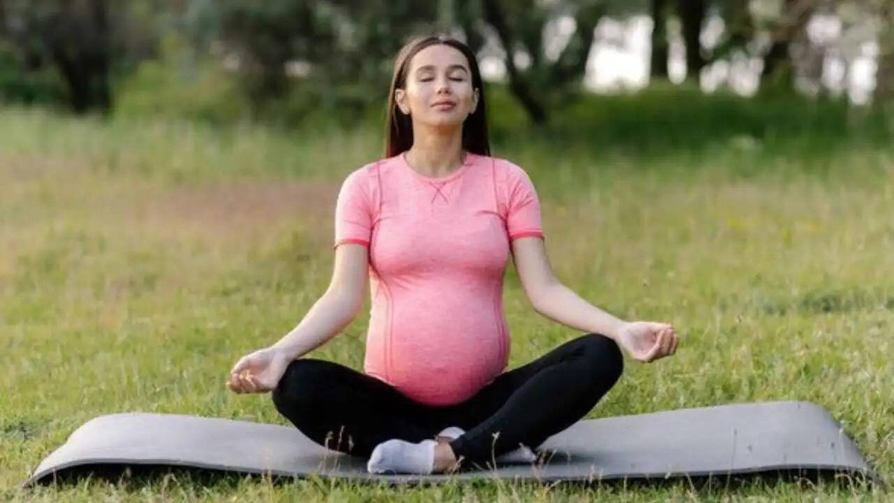 गर्भवती महिलाओं के लिए योग: लाभ और सावधानियाँ