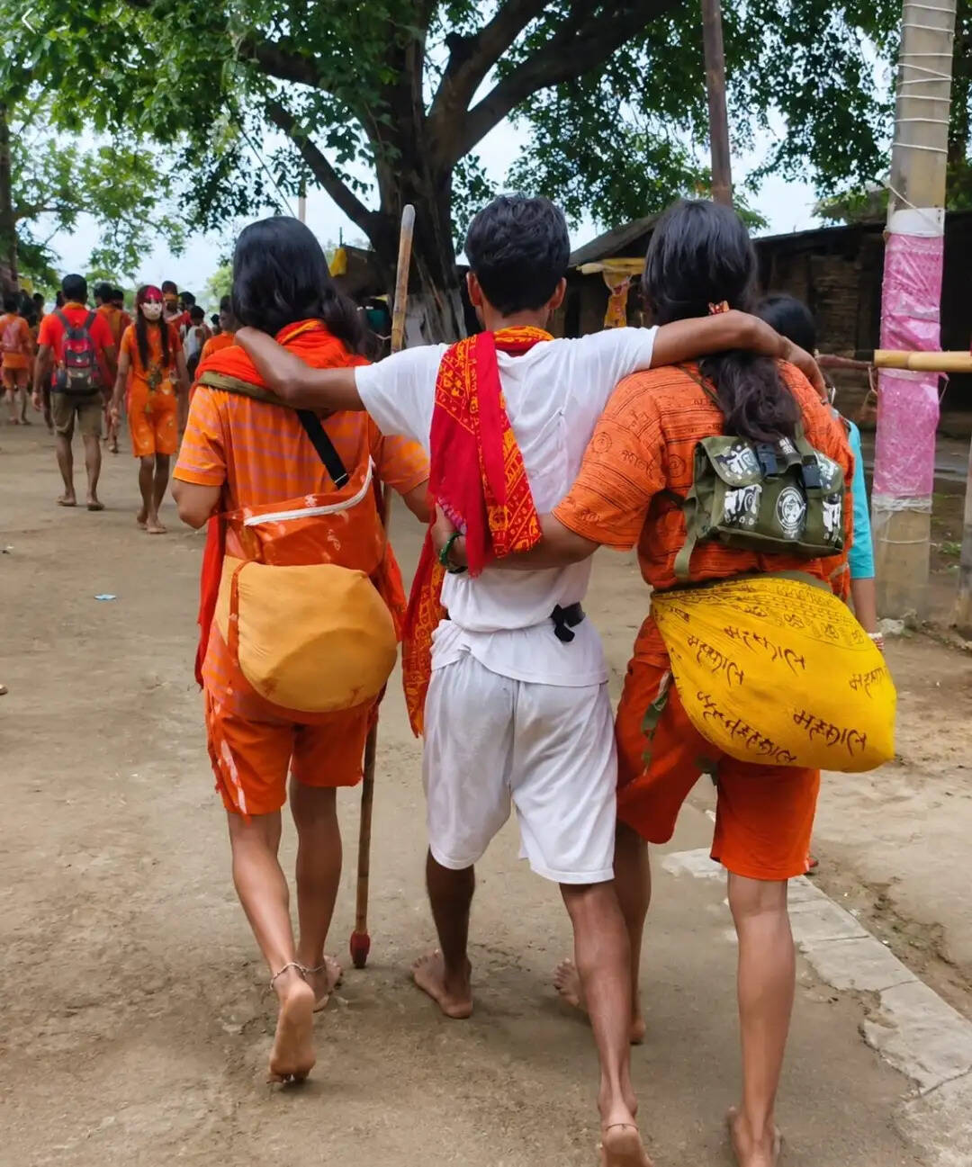 कांवरिया पथ पर दिखी मानवता की मिसाल, थके डाक बम को सहारा देकर मंदिर तक पहुंचाया