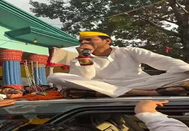 तेज प्रताप यादव का वायरल वीडियो: सड़क पर बैठकर सुन रहे हैं जनता की समस्याएं