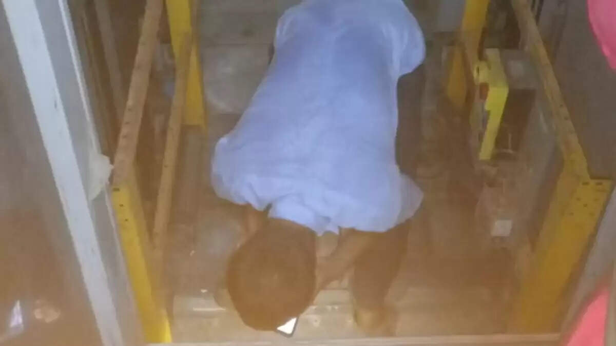 ग्रेटर नोएडा में लिफ्ट में फंसी महिला, 45 मिनट तक नहीं मिली मदद