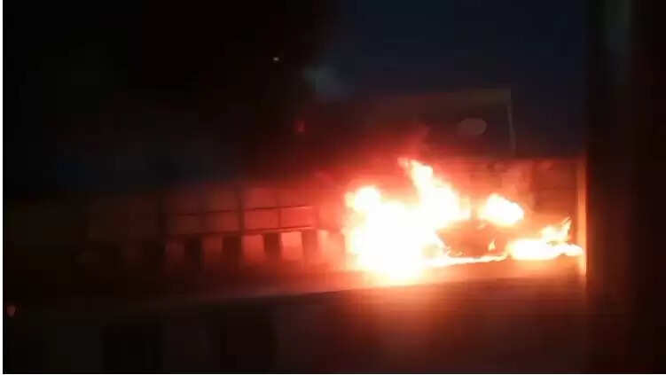 लखनऊ में कार में लगी आग से मची अफरा-तफरी