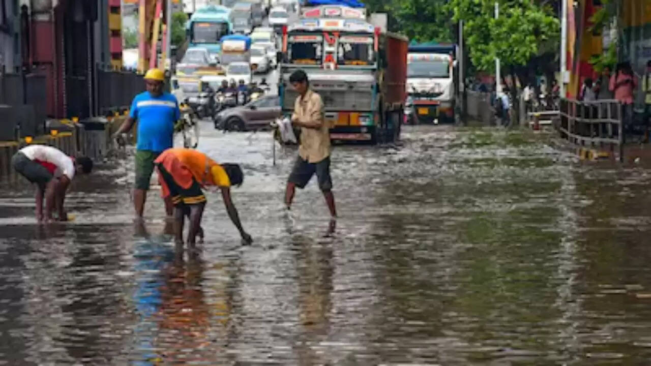 मुंबई में बारिश से बिगड़े हालात: यातायात और हवाई सेवाओं पर असर