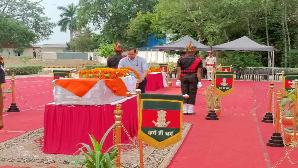 शहीद देव किशोर शाह को पटना एयरपोर्ट पर दी गई श्रद्धांजलि