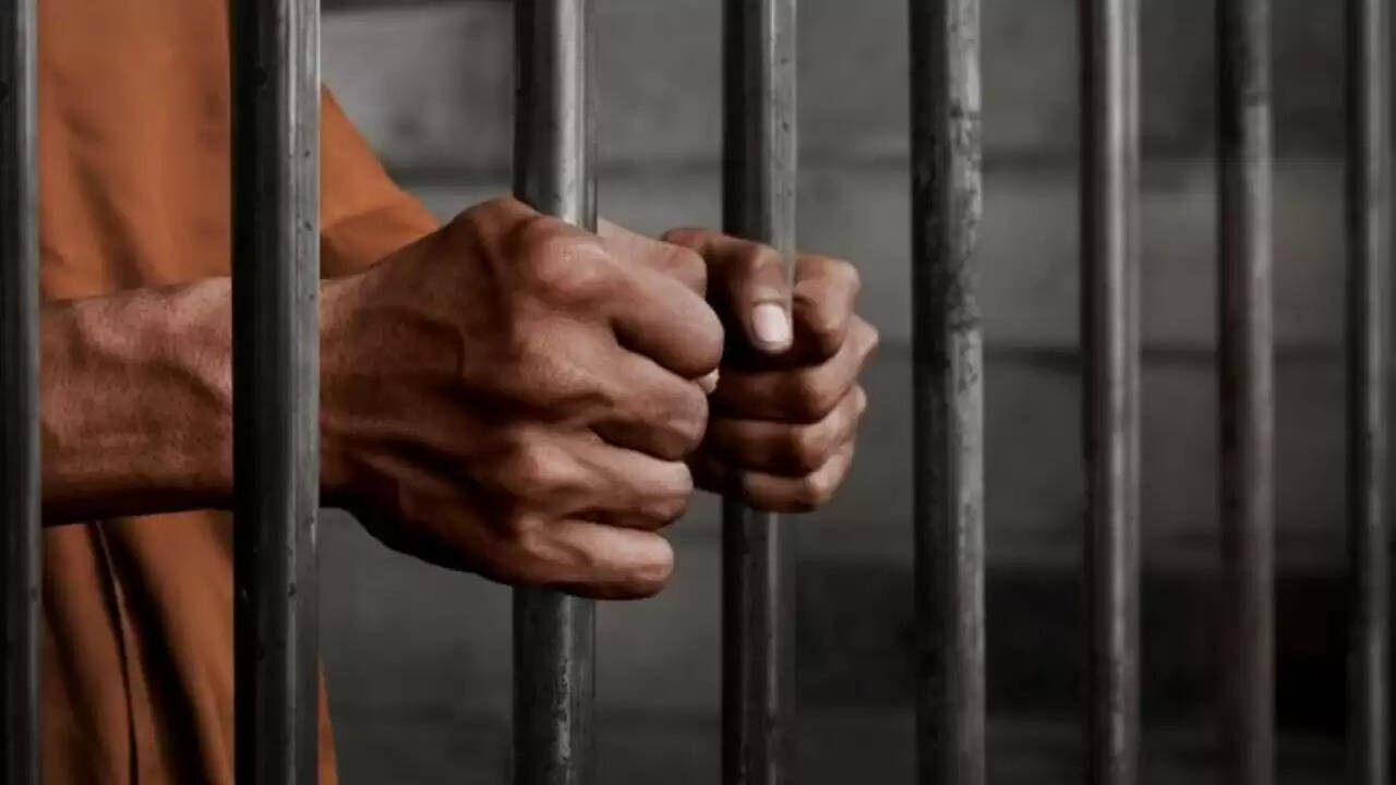 लखनऊ में धर्मांतरण गिरोह का भंडाफोड़, 50 हिंदुओं को बनाया ईसाई