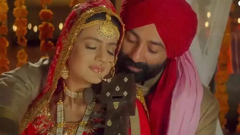 अमीषा पटेल की आंखों ने लगान से निकाला, गदर में मिली सफलता