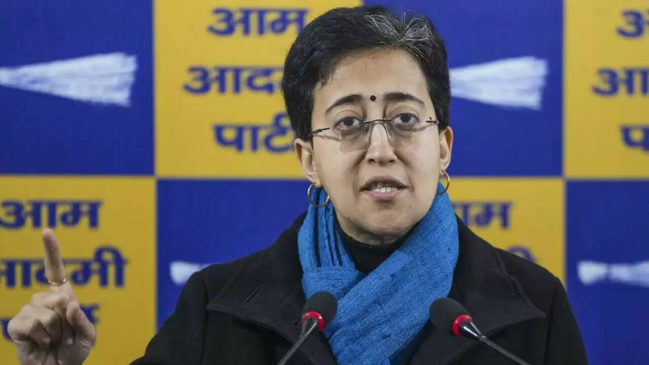 दिल्ली में स्कूल फीस बिल पर आप का विरोध बढ़ा