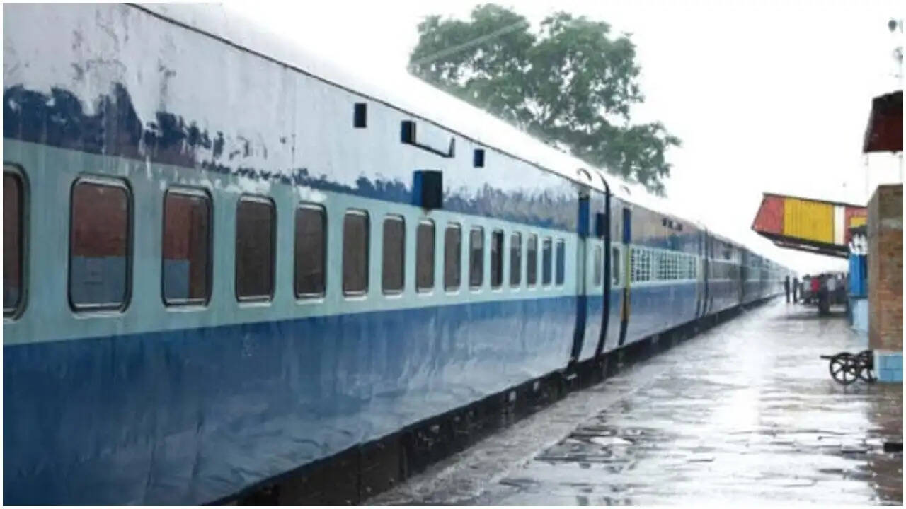 अप्रैल में ट्रेन सेवाओं में अस्थायी रद्दीकरण: यात्रियों के लिए महत्वपूर्ण जानकारी