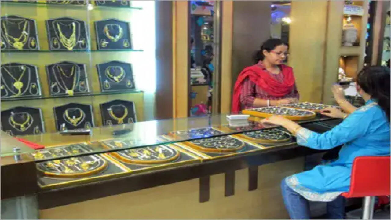 सोने और चांदी की कीमतों में गिरावट: जानें नए रेट
