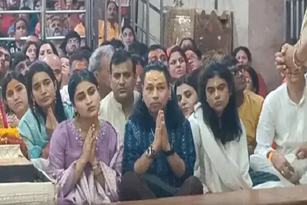 कैलाश खेर ने उज्जैन में बाबा महाकाल के दरबार में शीश नवाया