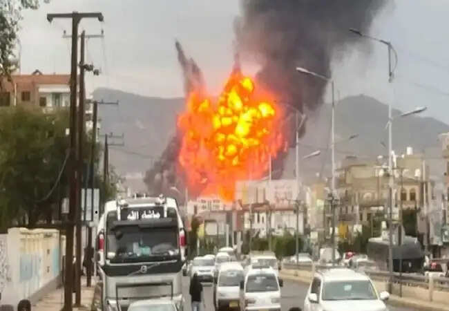 यमन के हूती विद्रोहियों का इजरायल पर पहला बैलिस्टिक मिसाइल हमला