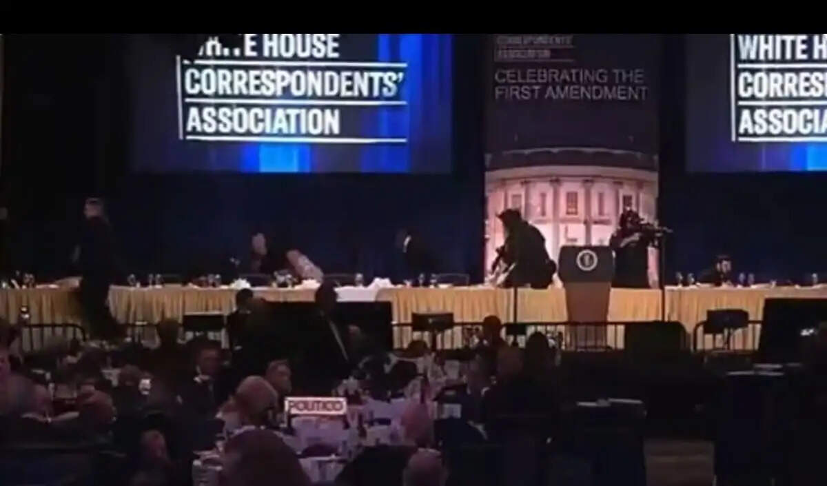 व्हाइट हाउस संवाददाता संघ डिनर में सुरक्षा चूक, हथियारबंद व्यक्ति ने मचाई अफरा-तफरी