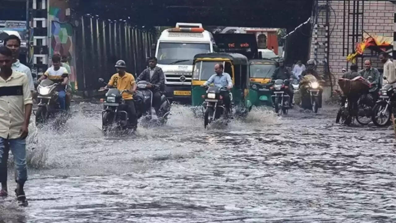 भारत में मूसलधार बारिश का कहर: बाढ़ और भूस्खलन से जनजीवन प्रभावित
