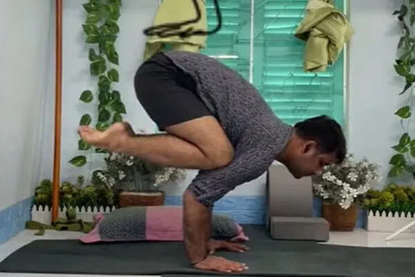 काकासन: तनाव कम करने और शरीर को मजबूत बनाने वाला योगासन