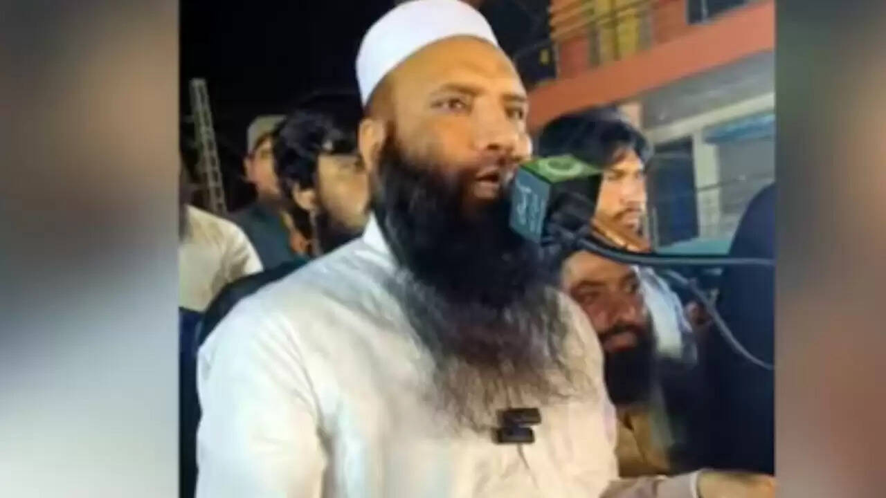 पाकिस्तान में आतंकवादी रैली में लश्कर-ए-तैयबा का कमांडर सैफुल्लाह कसूरी सामने आया