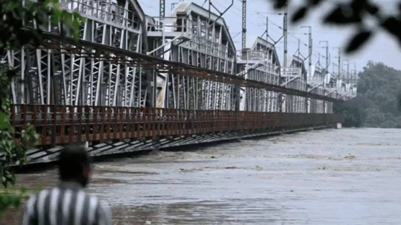 दिल्ली में बाढ़ का कहर: यमुना का जलस्तर बढ़ने से हजारों लोग बेघर