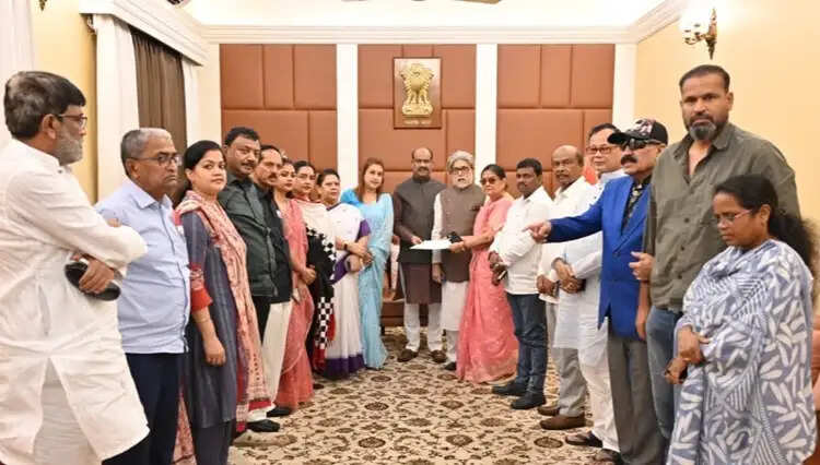 टीएमसी में बगावत: बागी सांसदों ने भाजपा से मिलाया हाथ