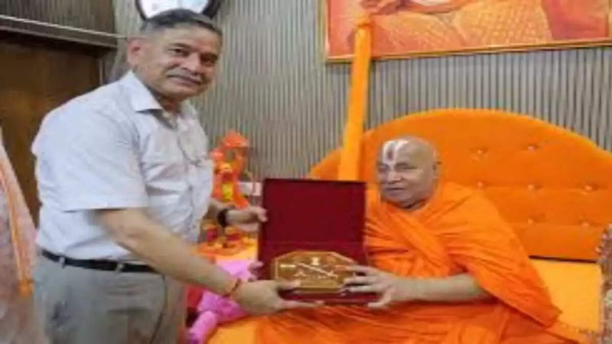 सेना प्रमुख जनरल द्विवेदी ने जगद्गुरु से लिया राम मंत्र, दक्षिणा में मांगा पीओके