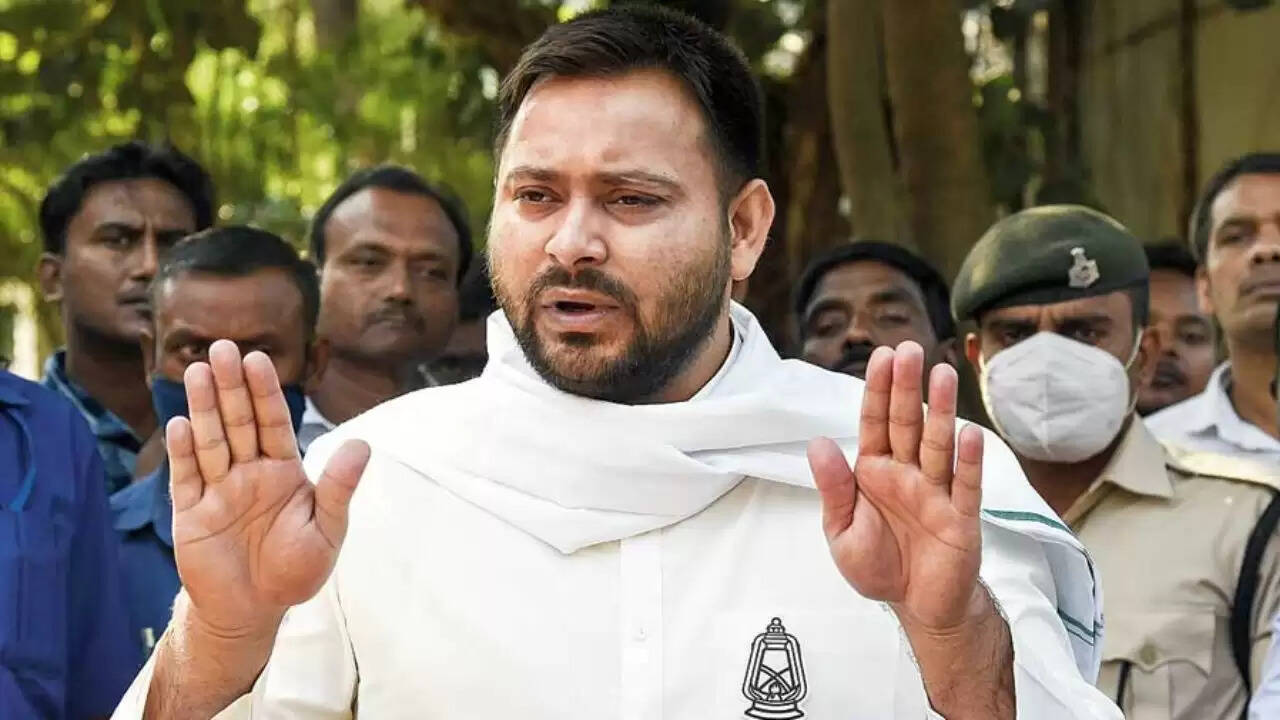 तेजस्वी यादव ने चुनाव आयोग पर उठाए सवाल, दो ईपीआईसी नंबरों का मामला गरमाया