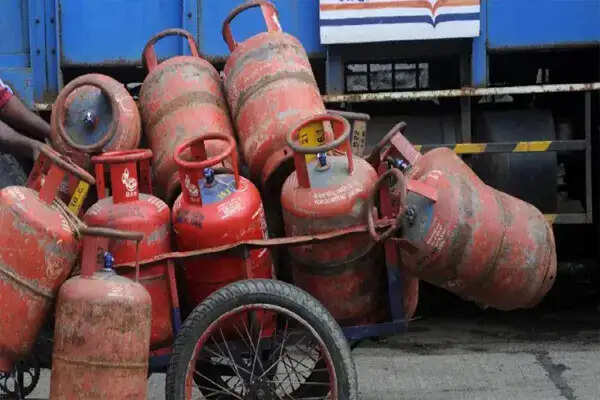भारत सरकार का बड़ा फैसला: उज्ज्वला योजना के तहत सब्सिडी वाले सिलेंडरों की संख्या में कटौती