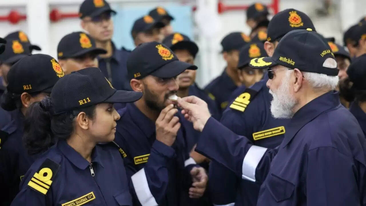 प्रधानमंत्री मोदी ने नौसेना के साथ मनाई दिवाली, सांस्कृतिक कार्यक्रम का आयोजन