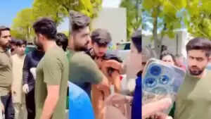 बाबर आज़म का विवादास्पद वीडियो, फैंस के साथ हुई हाथापाई
