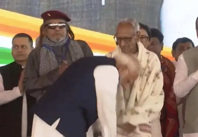 पीएम मोदी ने मंच पर माखनलाल सरकार के पैर छूकर लिया आशीर्वाद