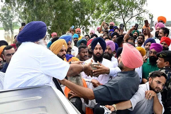 सरदार सुखबीर सिंह बादल ने पंजाब के लिए 20 हजार करोड़ रुपये के राहत पैकेज की मांग की