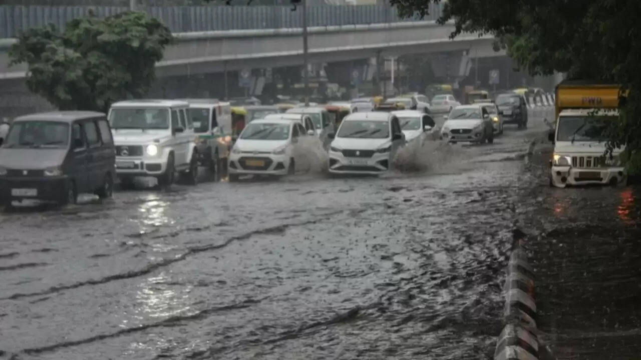 दिल्ली में बारिश से यातायात और हवाई सेवाओं में बाधा